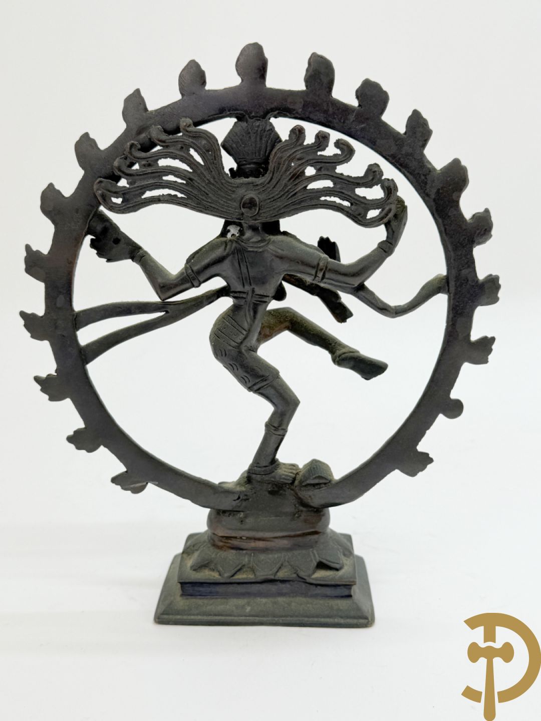 Bronzen dansende shiva + zittende bronzen boedhistische figuur + zittende boedhistische man met mand in zamak + bronzen boedhistisch boedhahoofd + bronzen shiva met 4 armen