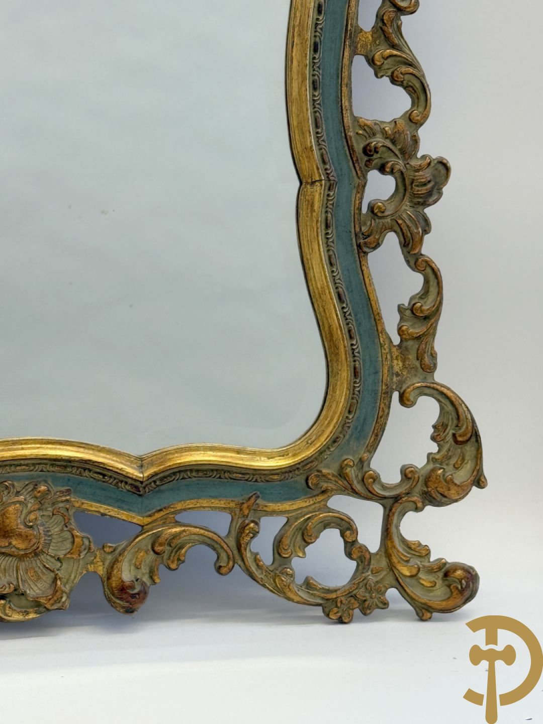 Paar vergulde spiegels met geslepen boord en rocailles, Louis XV stijl