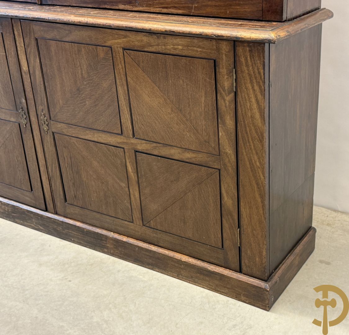 Grote kast met tweedeursvitrine bovenaan en beneden met 2 gesloten deuren - combinatie van eik, mahonie en notelaar