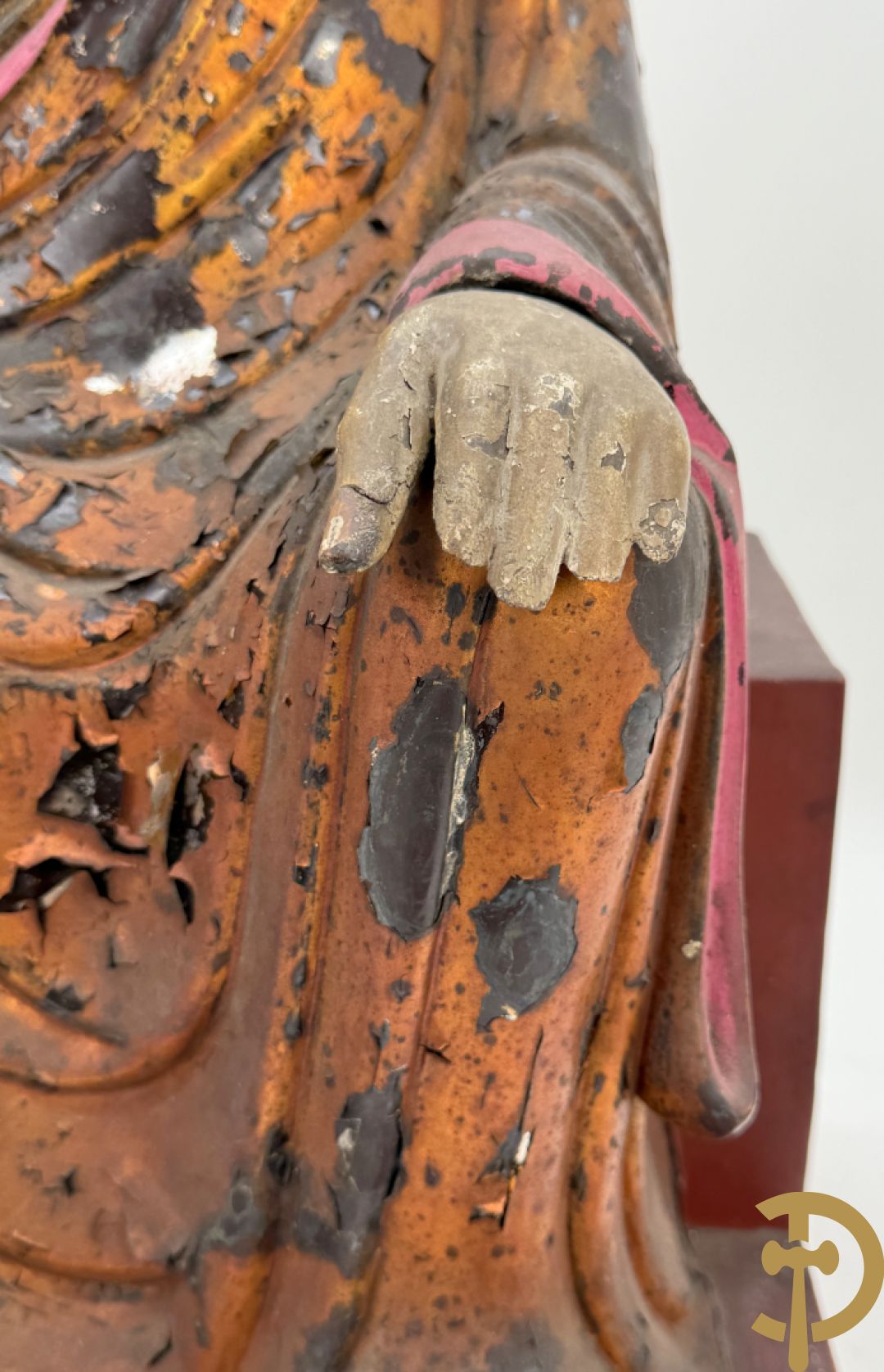 Houtgesculpteerd en gepolychromeerd zittend boedhistisch figuur