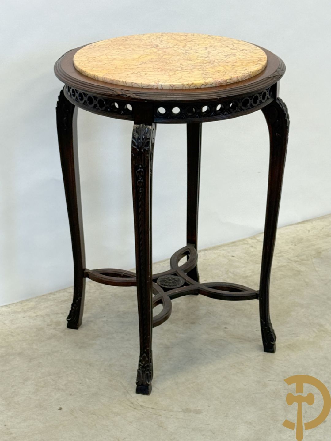 Notelaren bijzettafel met marmeren blad op voluutvormige poten