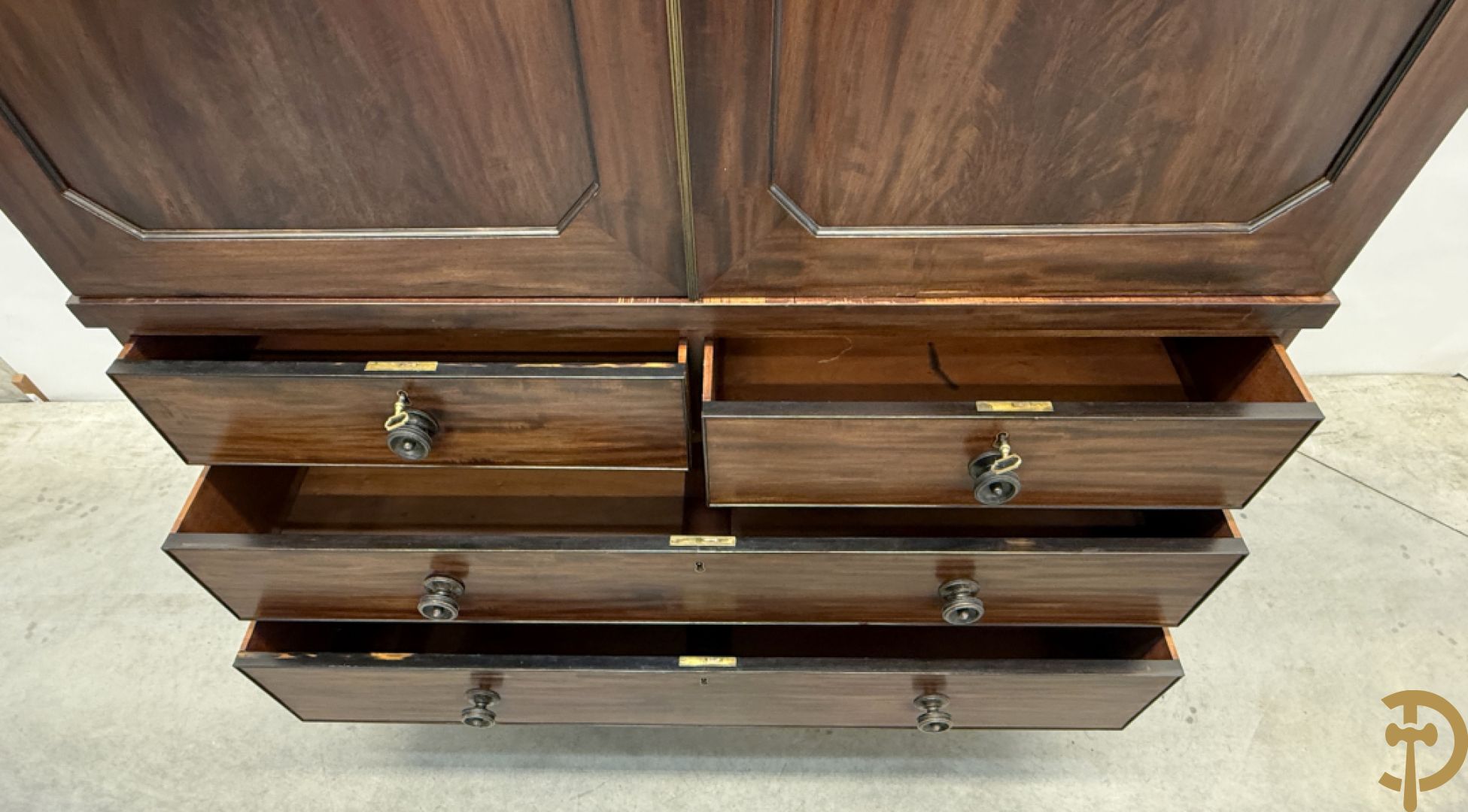 Engelse mahoniehouten linnenpress met 2 deuren bovenaan,  5 uitschuifbare lades in interieur - onderaan met 4 lades