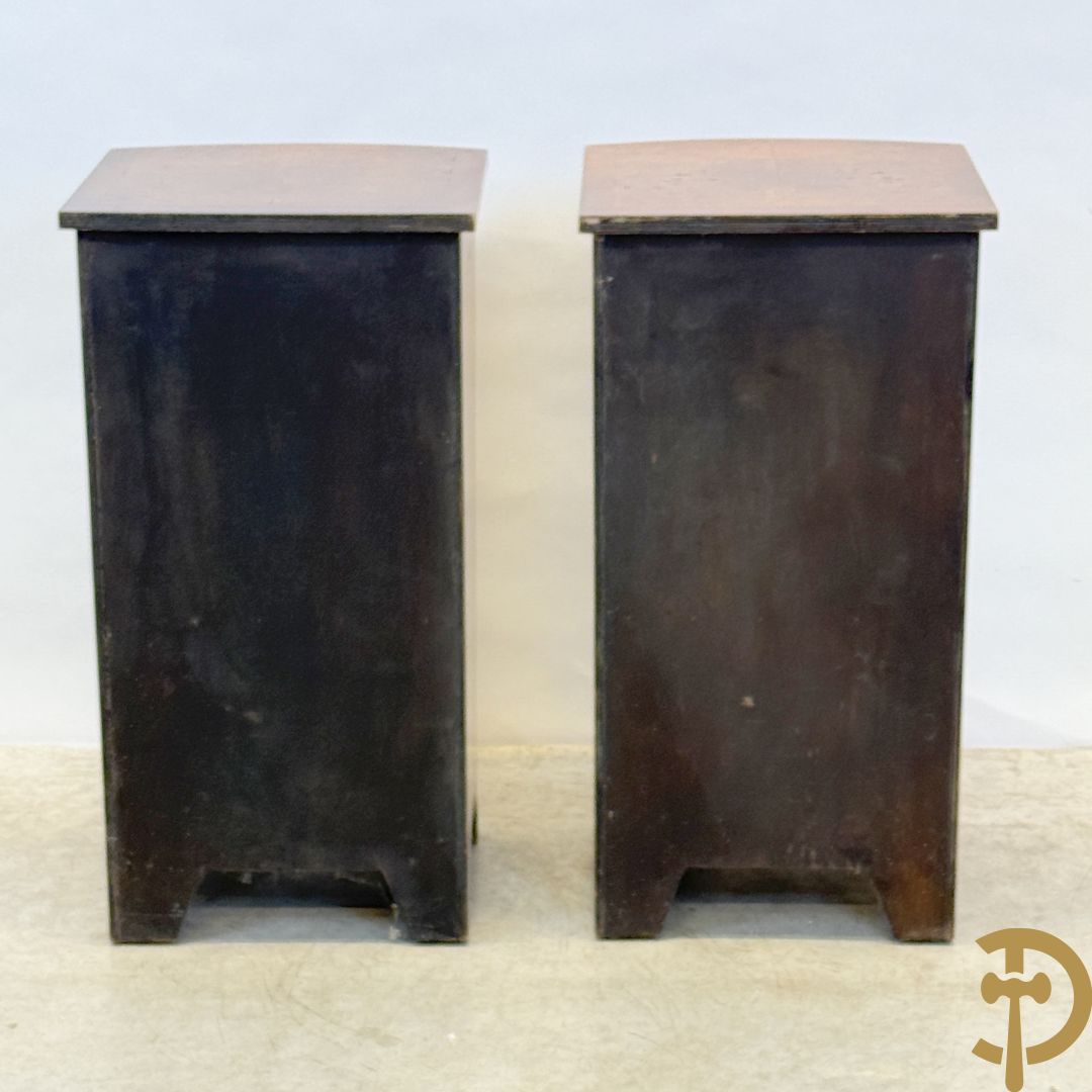 2 Engelse wortelnotehouten nachttafels met koperen trekkers