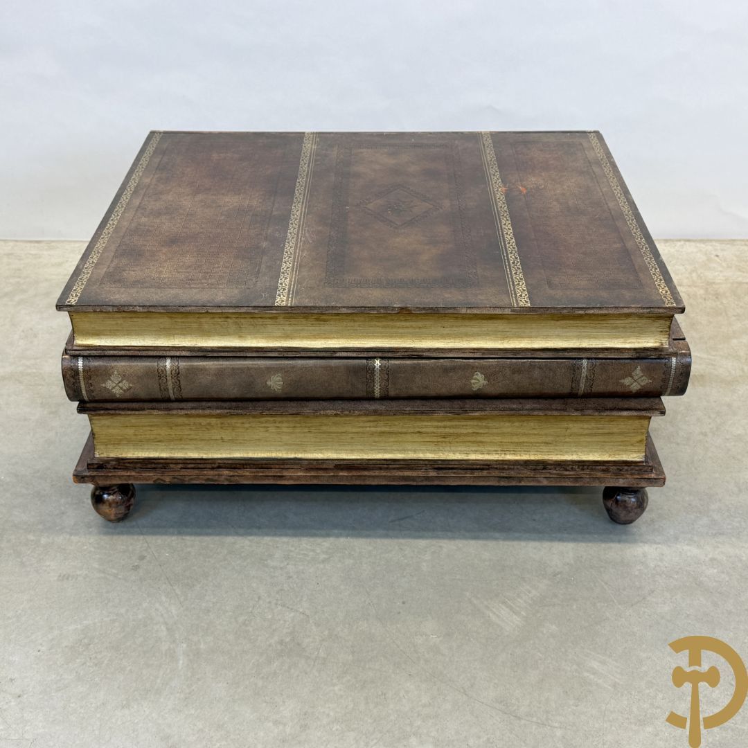 Salontafel met leder bekleed in de vorm van 3 op elkaar gestapelde boeken