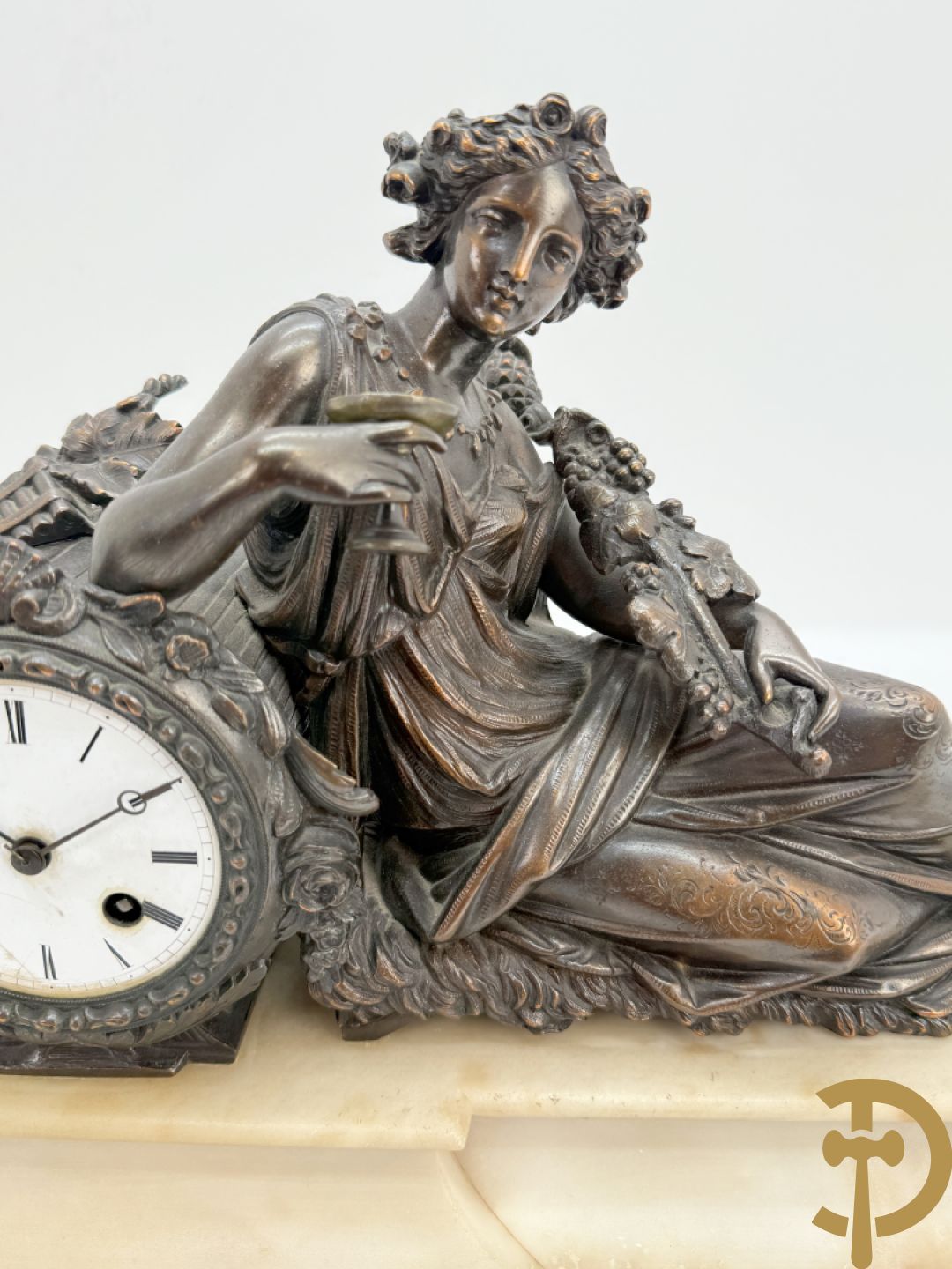 Kunstbronzen pendule liggende dame met beker op marmeren sokkel