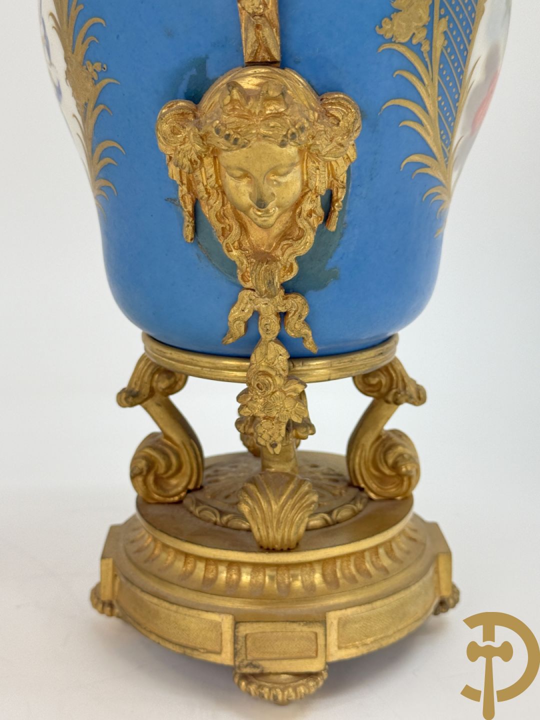 Bronzen lampadaire met accanthusranken en centraal Sèvres coupe gedecoreerd met cupido en bloemendecor