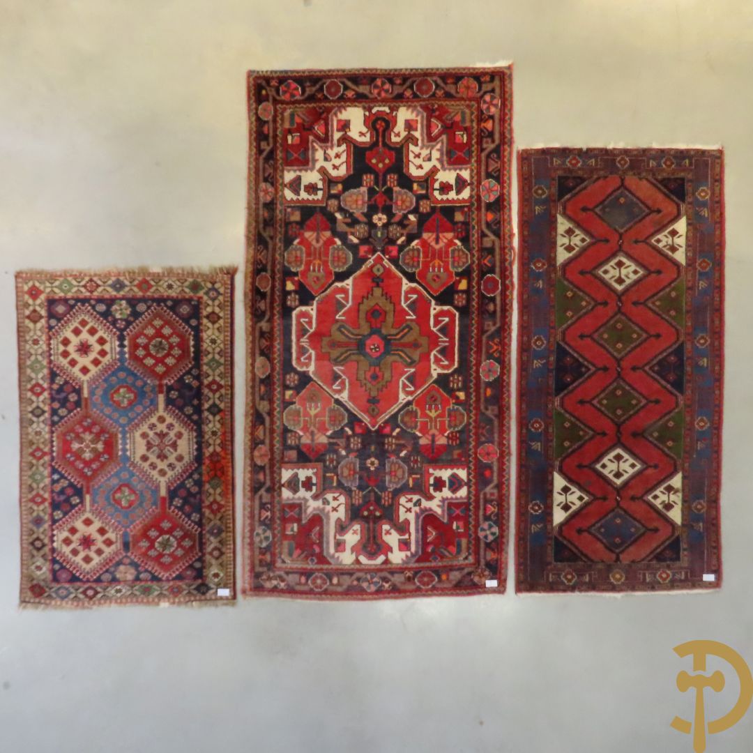 Drie oosterse handgeknoopte tapijten Kaukasus