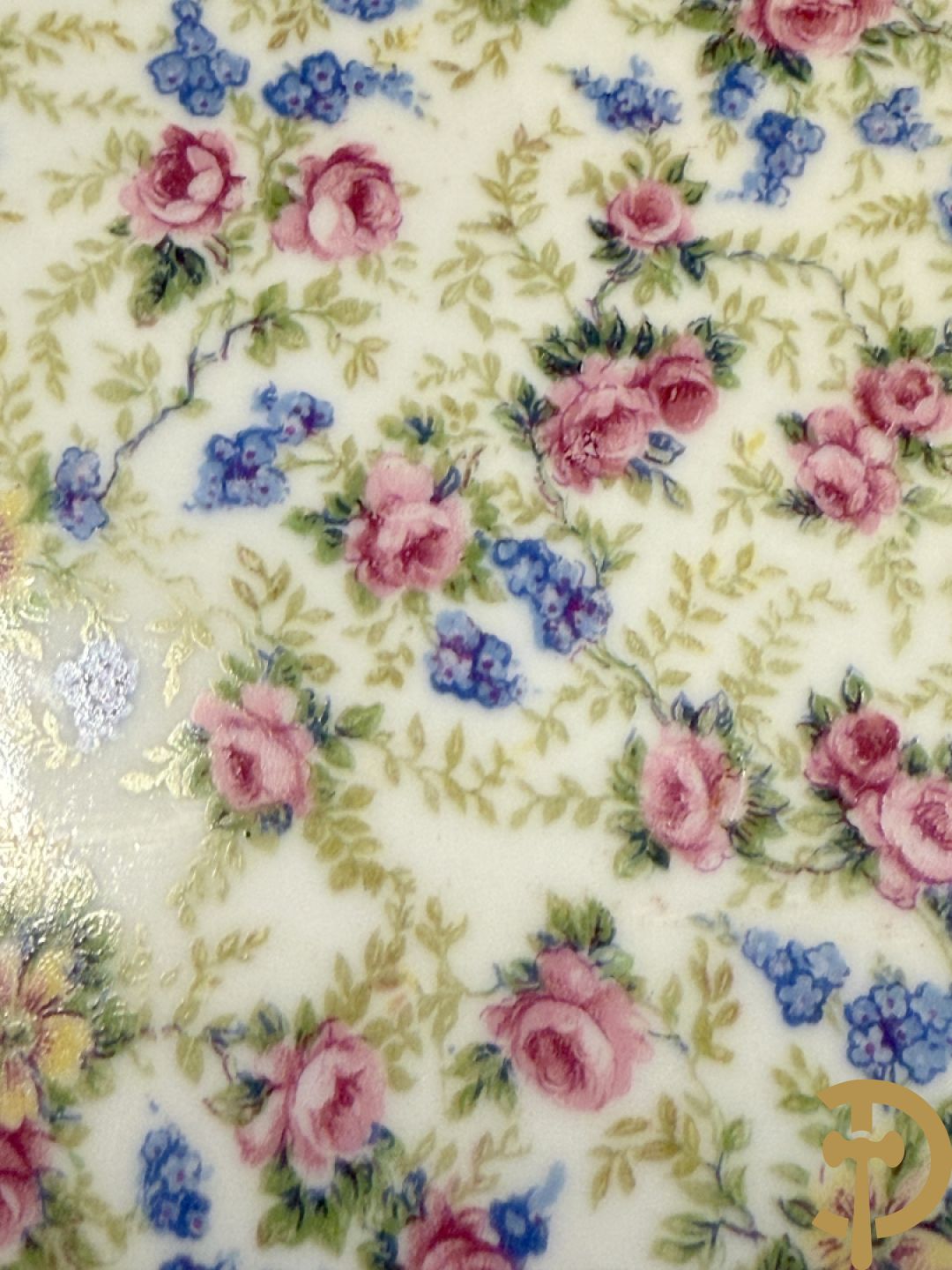 Uitgebreid zeer decoratief porseleinen eet- en koffieservies met bloemendecor, Limoges France