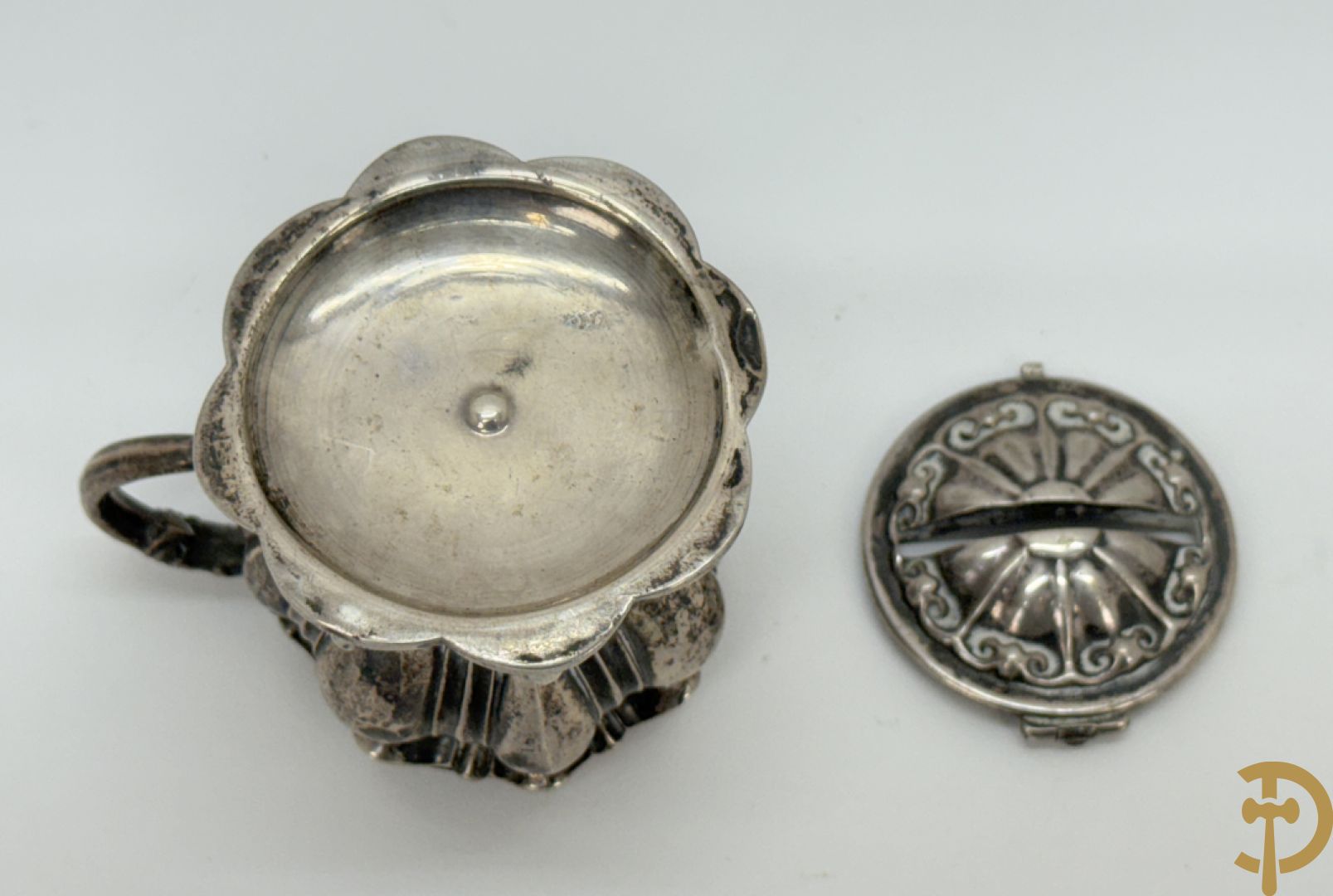 Massief zilveren collectenbus, 2 statieplakkettes, 2 slotjes van boek, wapenschild, penning