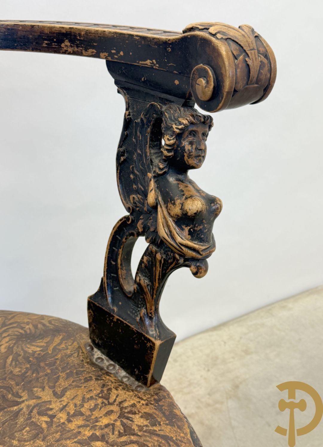 Gesculpteerde draaibare gondelvormige stoel steunend op 4 poten in de vorm van dolfijnen, bovenaan met kariathiden en engelenkoppen