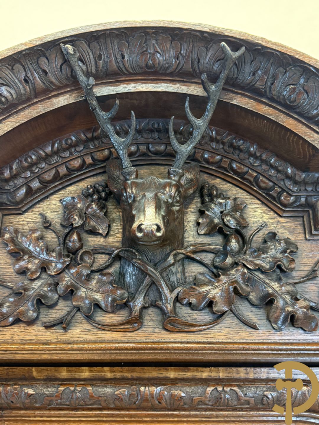 Massief eiken jacht deux-corps, bovenaan met vitrine, zijdelings met getorste zuilen, onderaan met sculptuur van everzwijn en eikebladranken