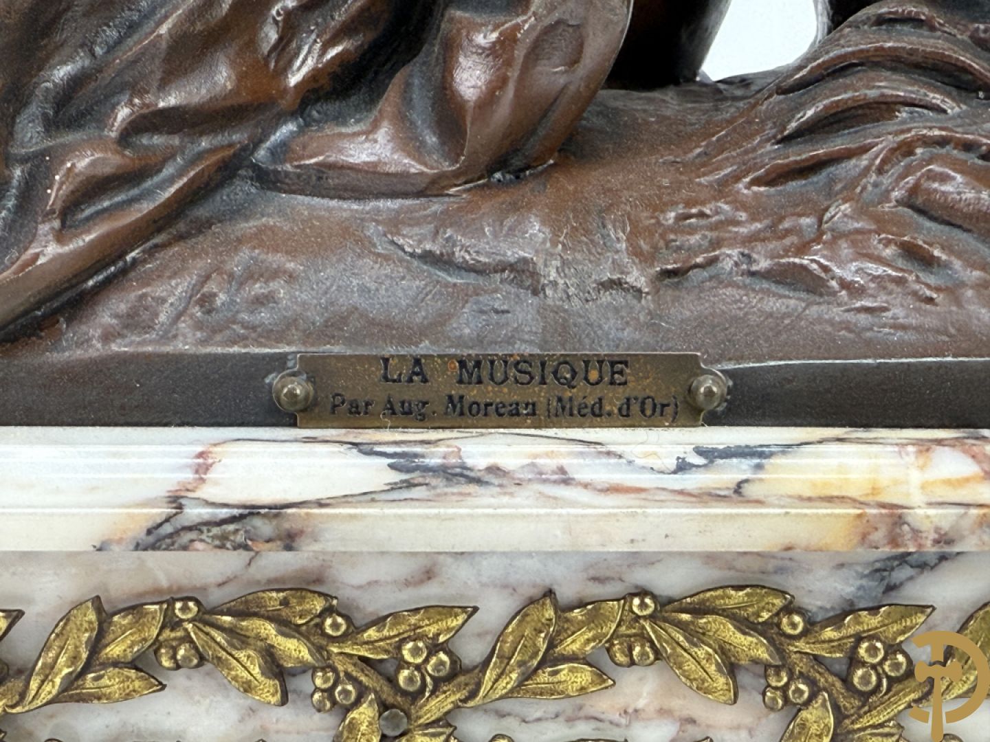 Driedelige zamak garnituur bestaande uit pendule 