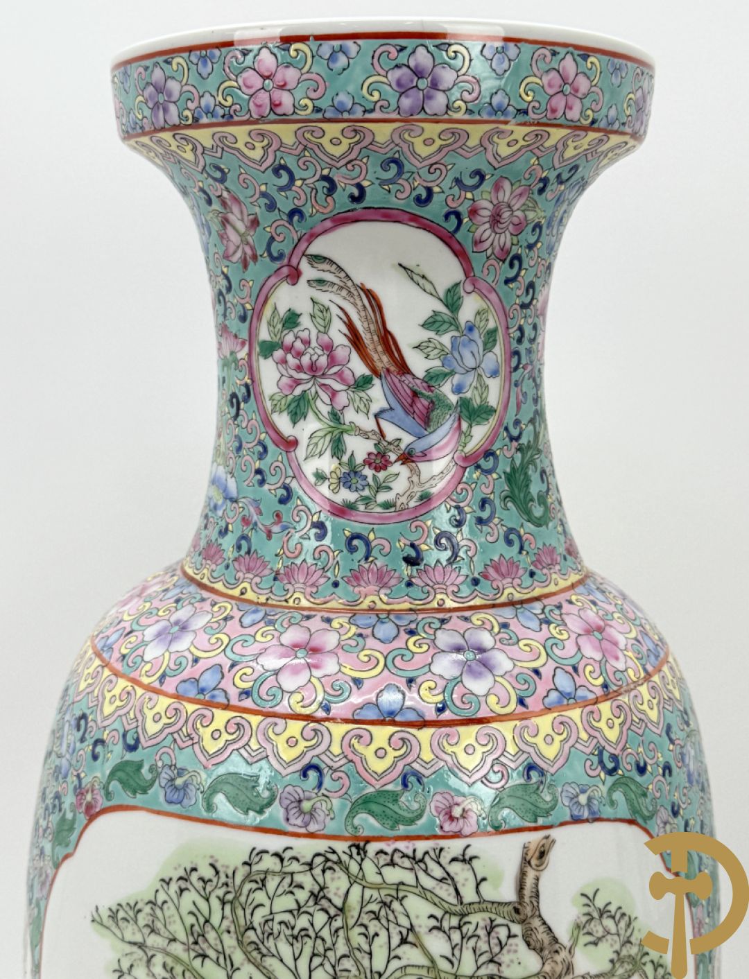 Paar Chinese vazen met geishadecor, rondom bezet met bloemen