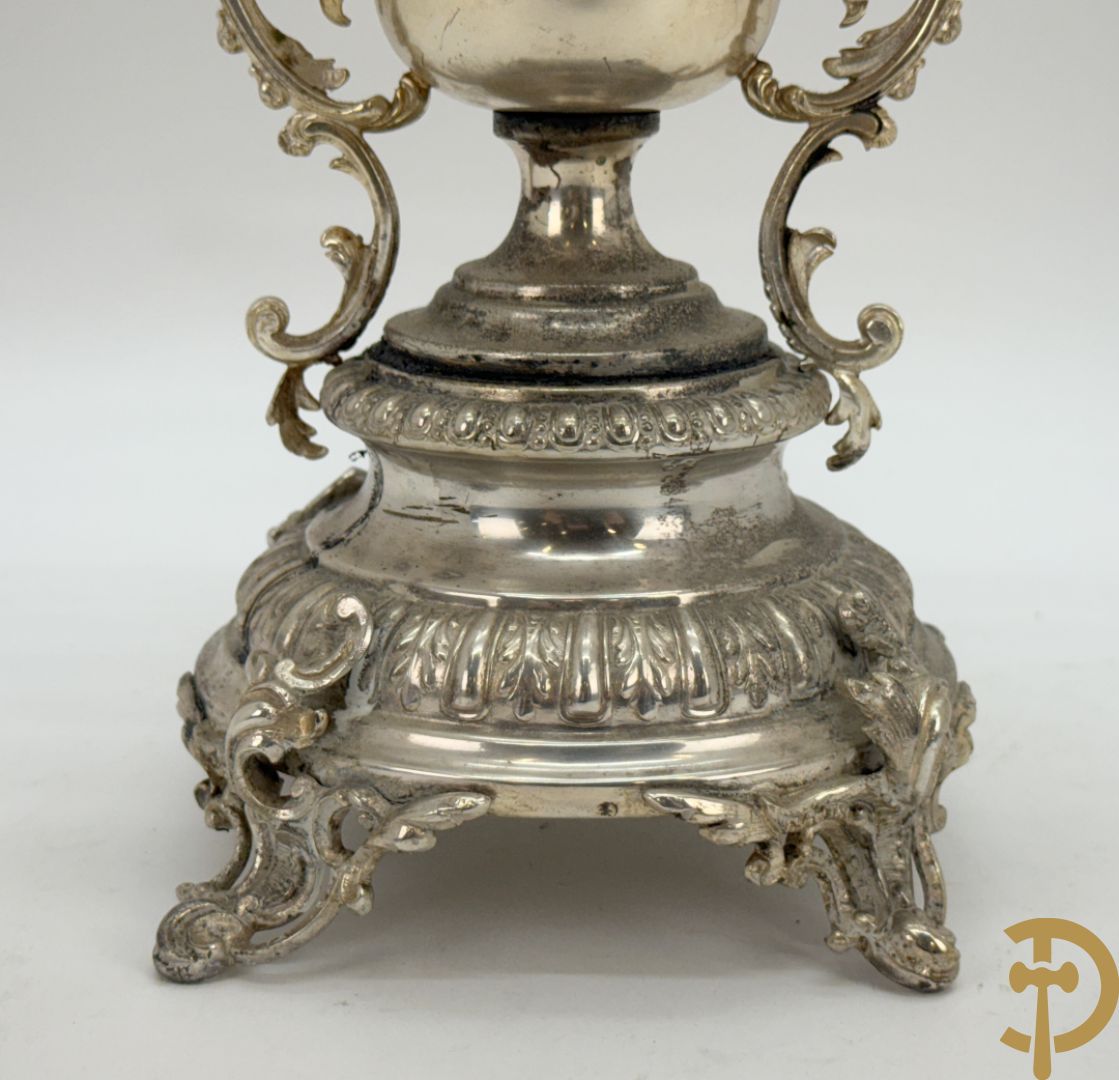 Verzilverde pique fleur met coupe en Neo Renaissance motieven