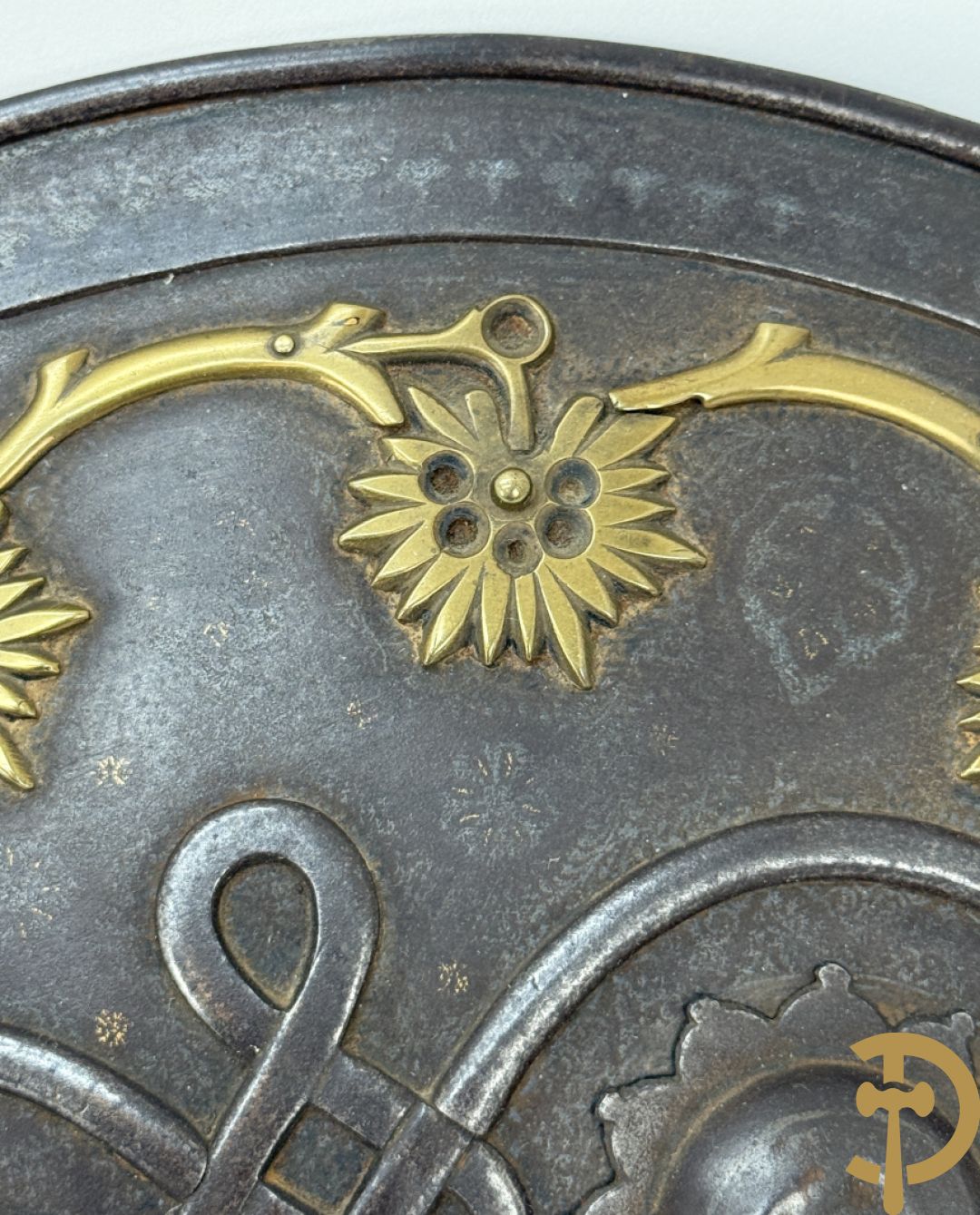 Bewerkt ijzeren Indo-Perzisch Dhal-Separ schild, 19e