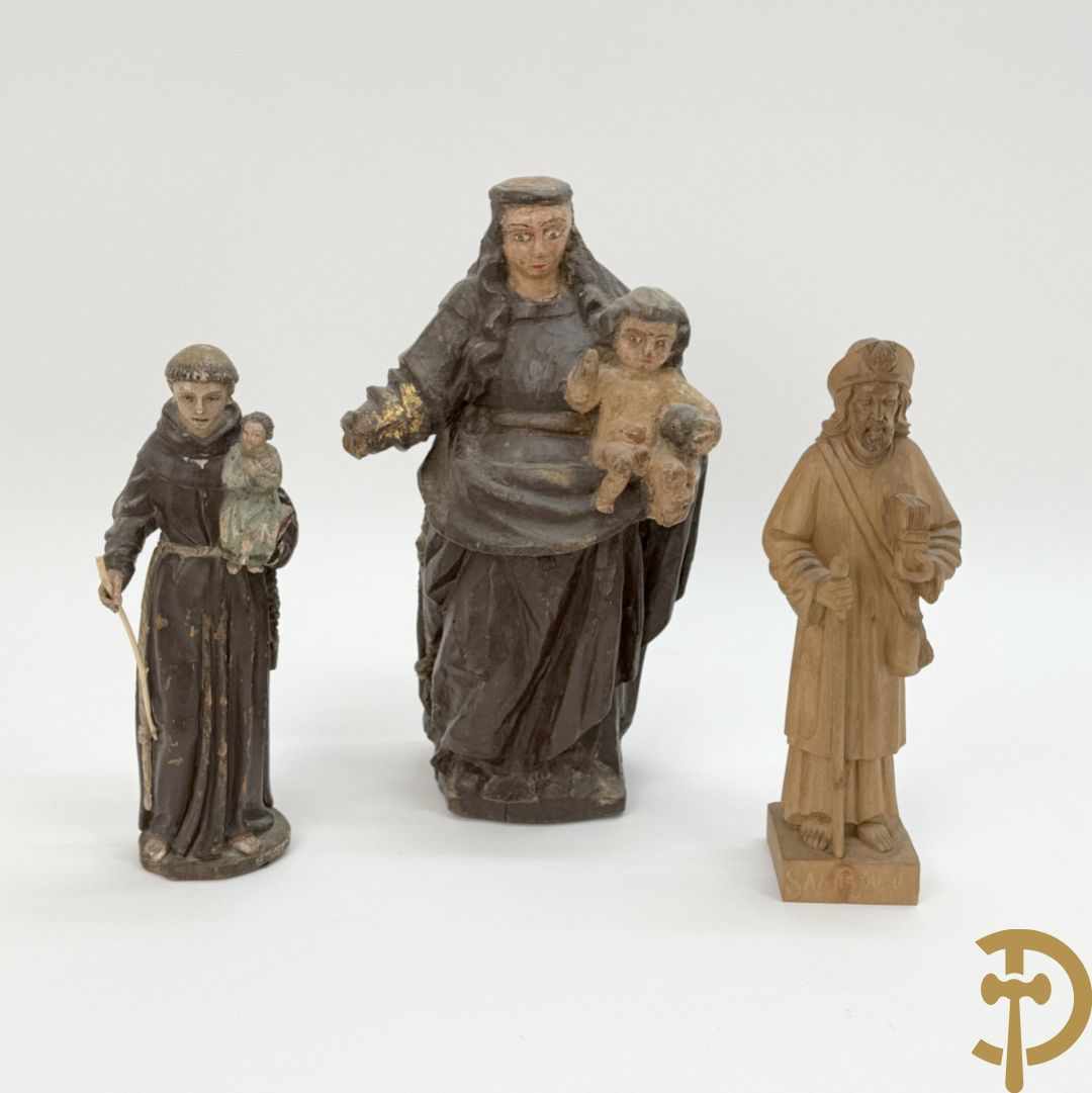 Gepolychromeerde houtsculptuur van Sint-Antonius met kind + gepolychromeerde houtgesculpteerde Madonna met kind + houtsculptuur van Sint-Jacob