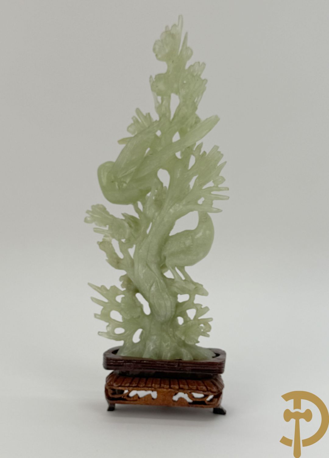 Drie jade sculpturen van vogels met bloemen op sokkel