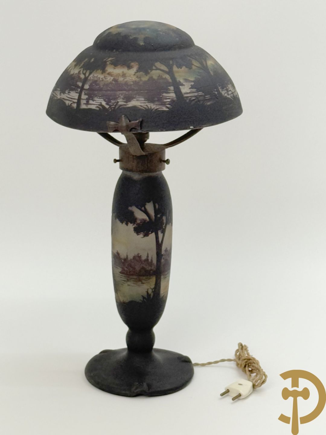 Pate de verre lampadaire Art Deco met geïriseerd lanschapsdecor, Müller Frères Luneville getekend