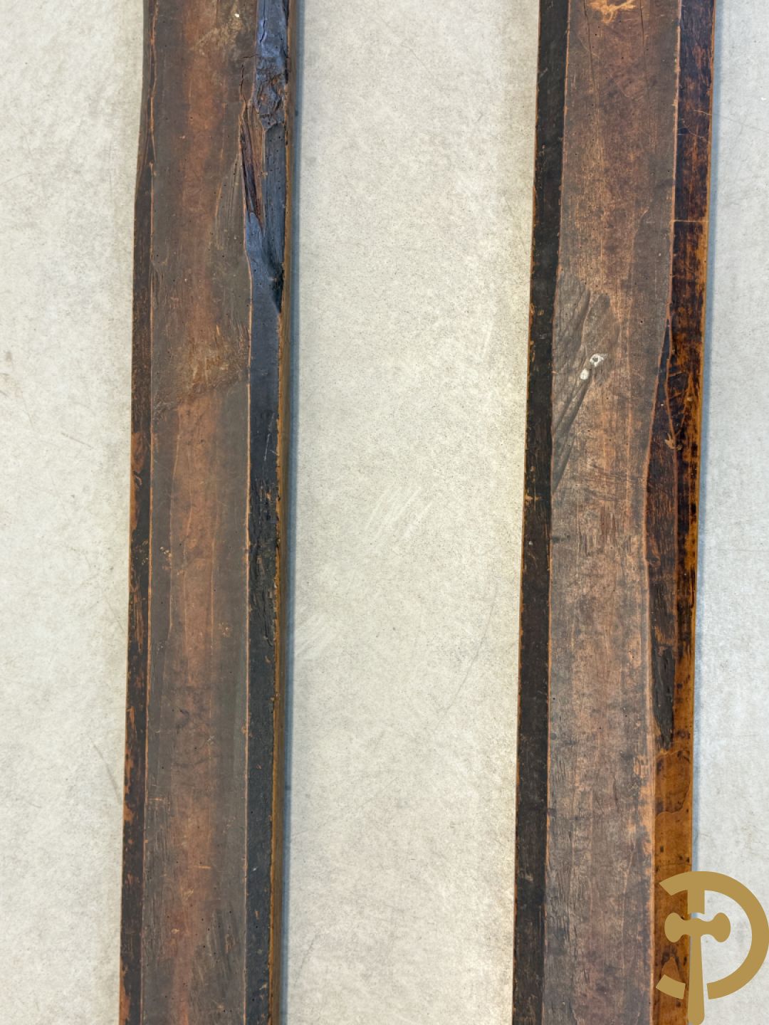 Paar lange eiken kloosterbanken