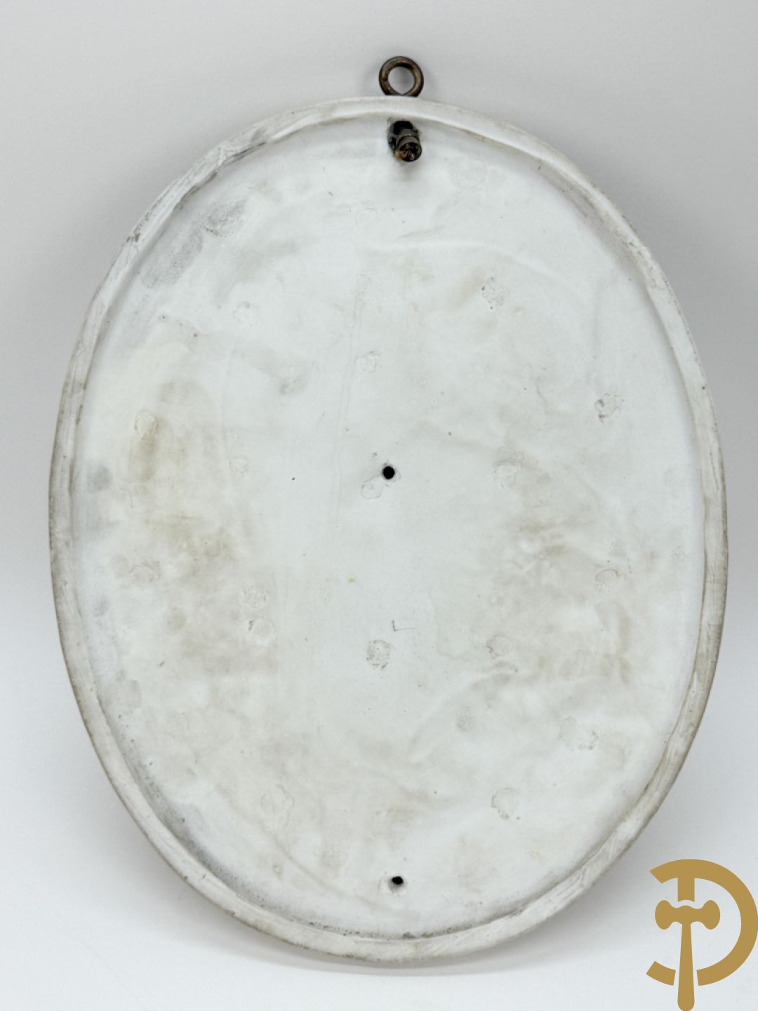 Paar ovale basreliefs met romantisch koppel en cupido in biscuit, achteraan onleesbaar gestempeld