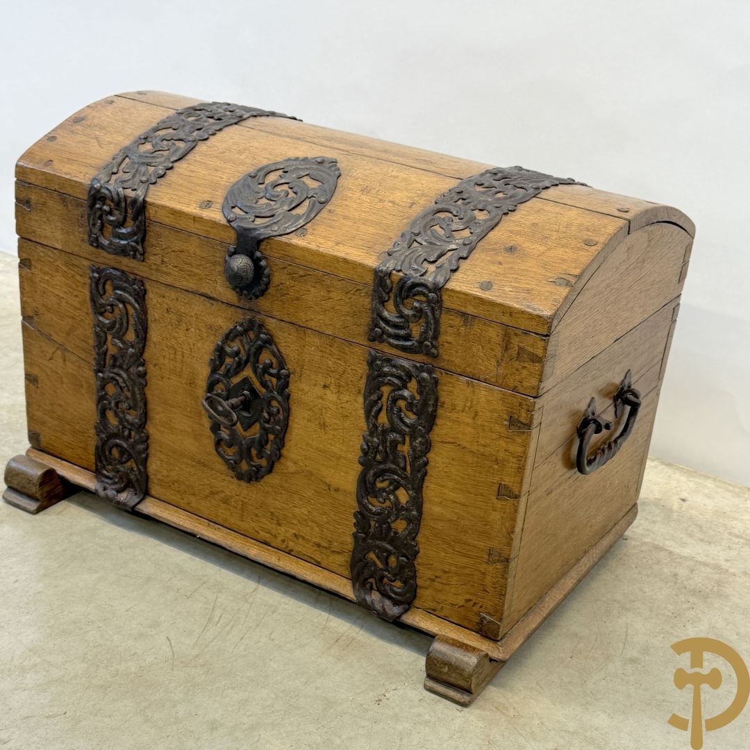 Massief eiken gebogen koffer met ijzeren handvaten en ijzerbeslag