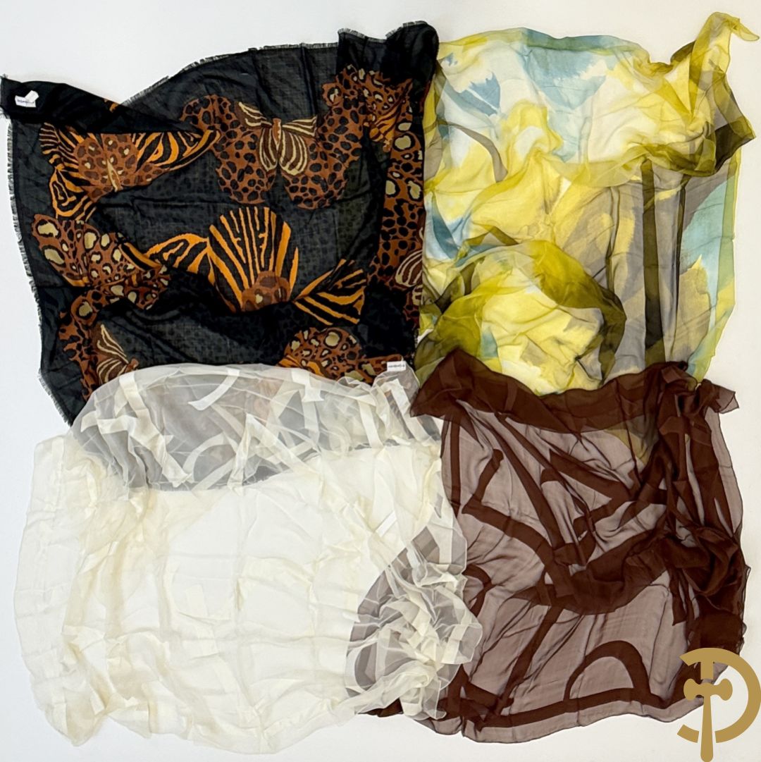 Vier foulards Yves Saint Laurent (nooit gedragen komt uit winkel restant)
