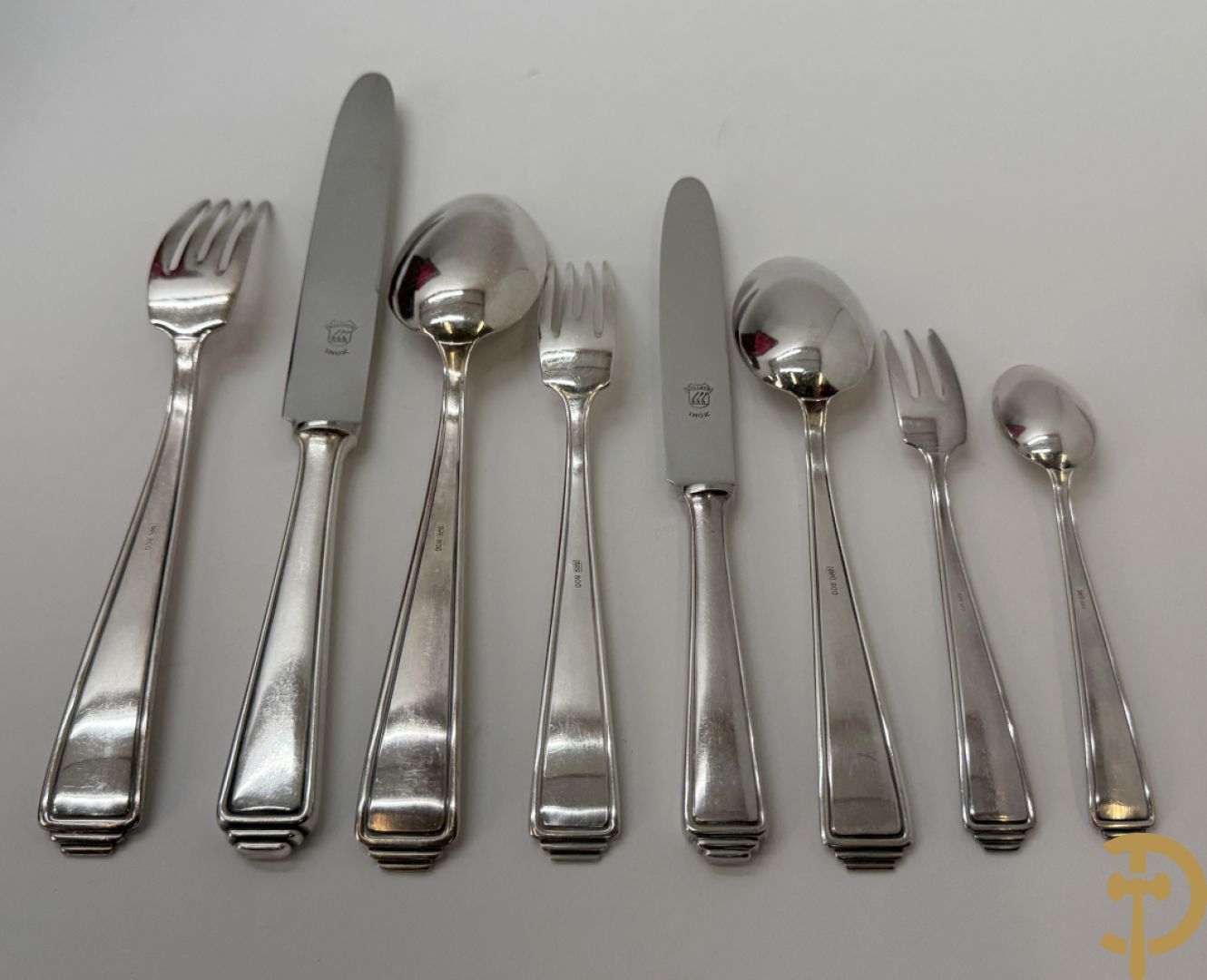 Massief zilveren bestek in koffer, gemerkt AWS 800, bestaande uit 12 vorken, 12 lepels, 12 messen, 12 dessertvorken, 12 dessertlepels, 12 dessertmessen, 12 koffielepels en 12 taartvorkjes + 12 verzilverde  visvorken en vismessen gemerkt Wello + verzilverde soepscheplepel gemerkt Wellner 90