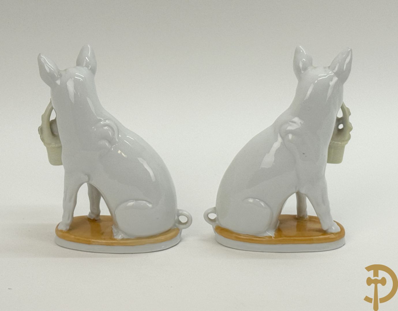 Koppel porseleinen beeldjes met varkens houdende een mandje met biggetjes