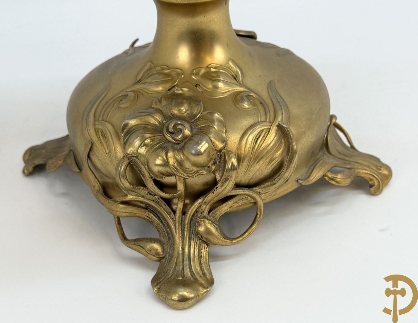 Metalen vergulde lampadaire met dame op arend