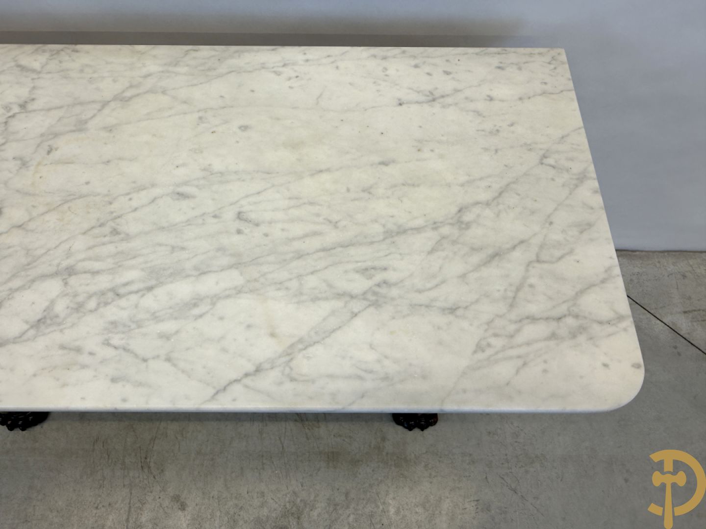 Mahoniehouten console Empire stijl met lade, op voluutvormige klauwepoten en met wit marmeren blad, 19e