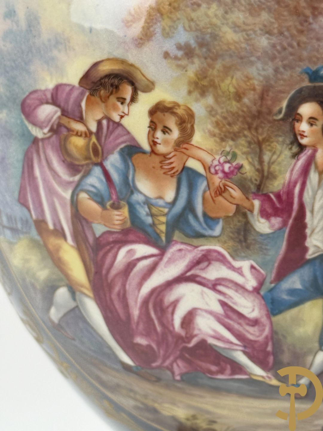 Onleesbaar getekend Sèvres stijl vaas met geanimeerd landschapsdecor en zijdelings met bronzen ornamenten bezet