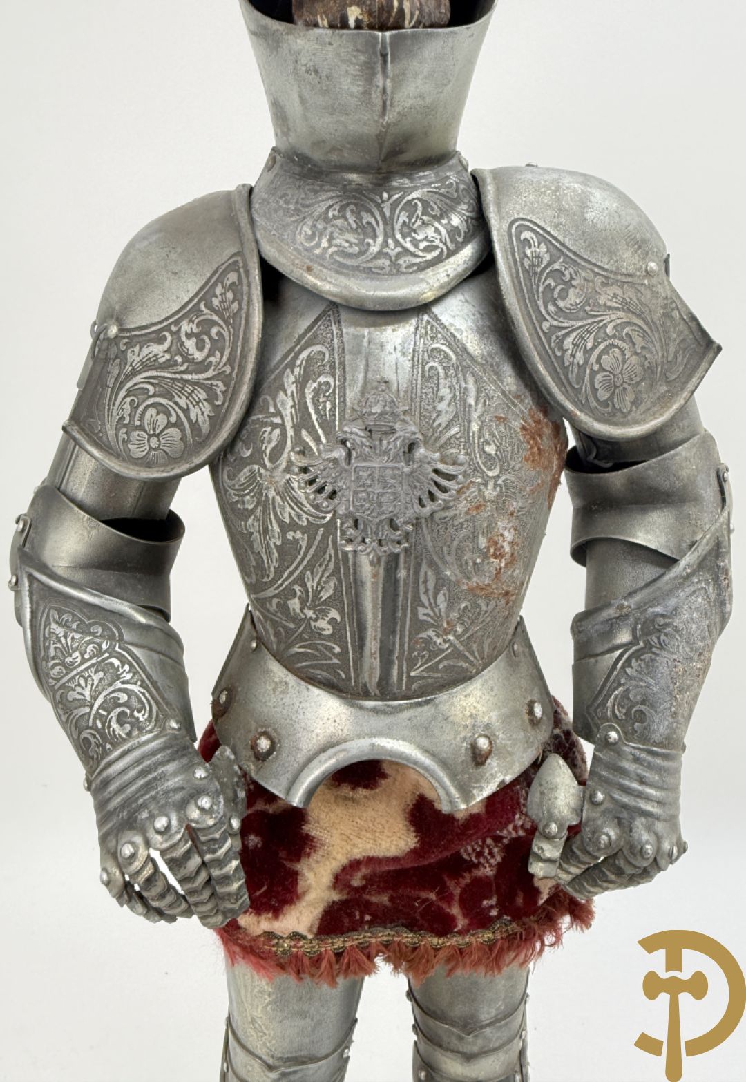 Miniatuur harnas met terra cotta hoofdje in helm op houten voet