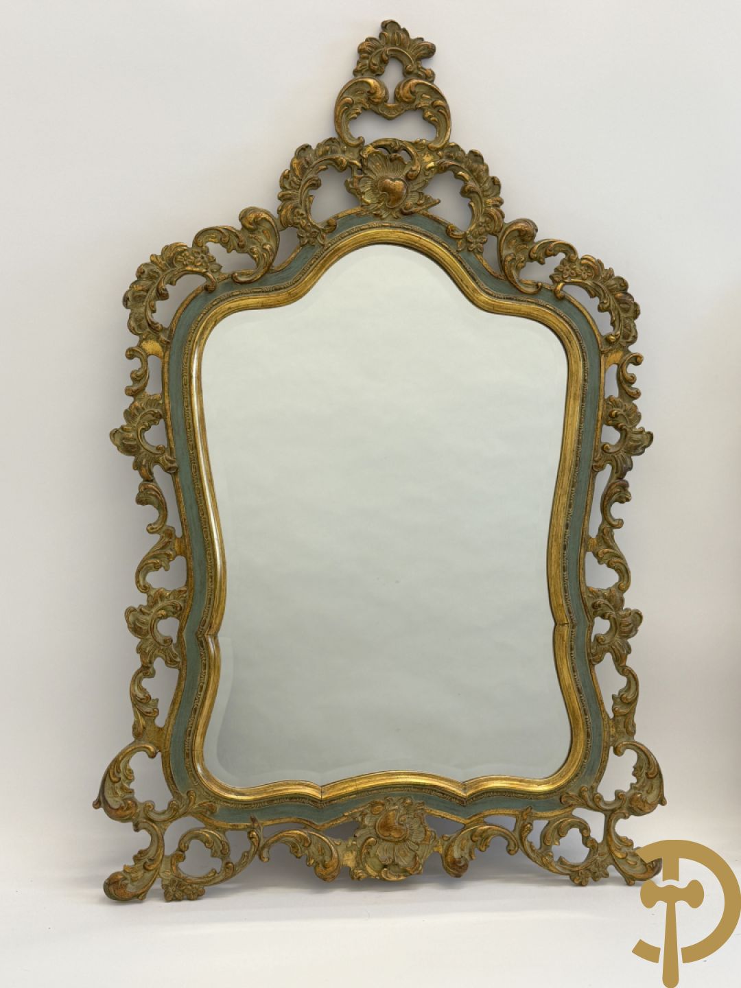 Paar vergulde spiegels met geslepen boord en rocailles, Louis XV stijl