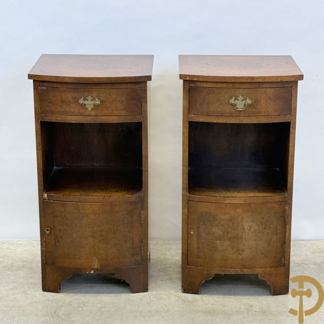 2 Engelse wortelnotehouten nachttafels met koperen trekkers