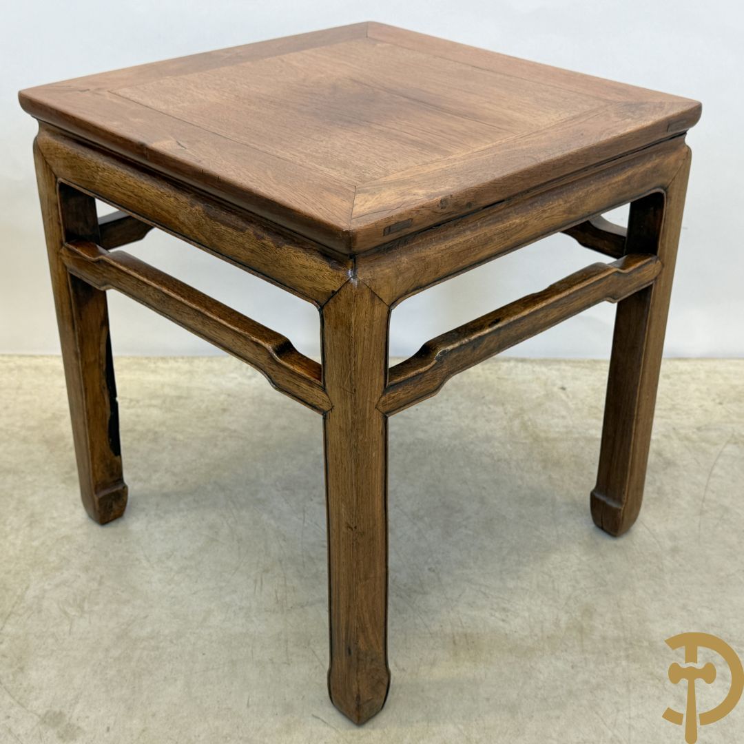 Twee hardhouten Chinese bijzettafels + salontafel