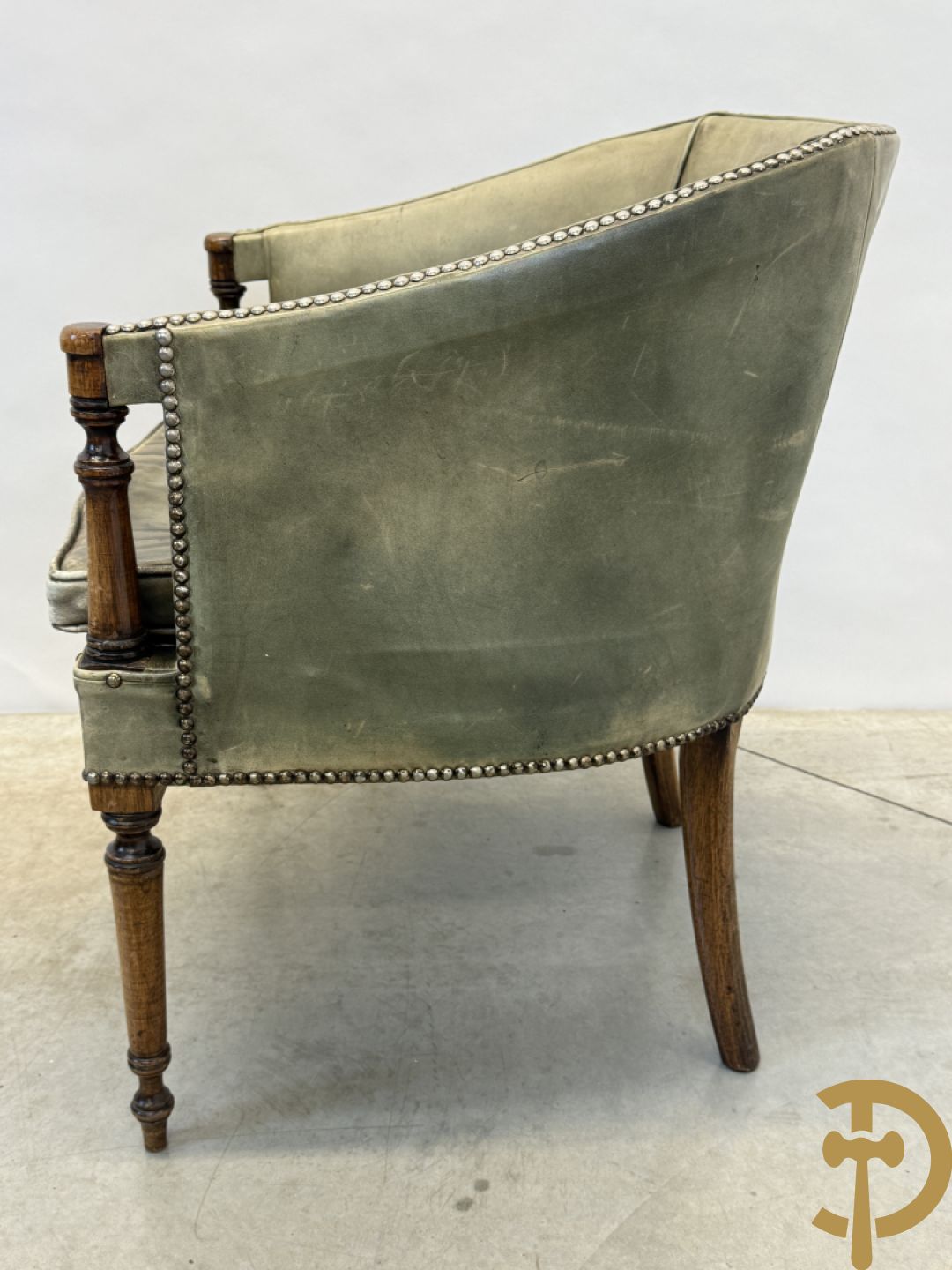 Twee kuipvormige lederen bergères