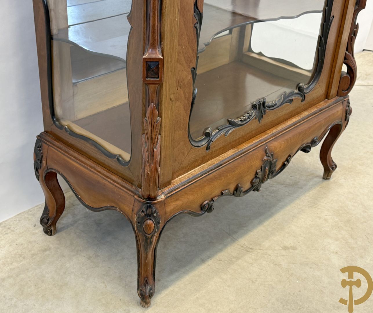 Franse notelaren vitrine met Louis XV motieven en fruitranken, bovenaan bezet met amfoor, 19e