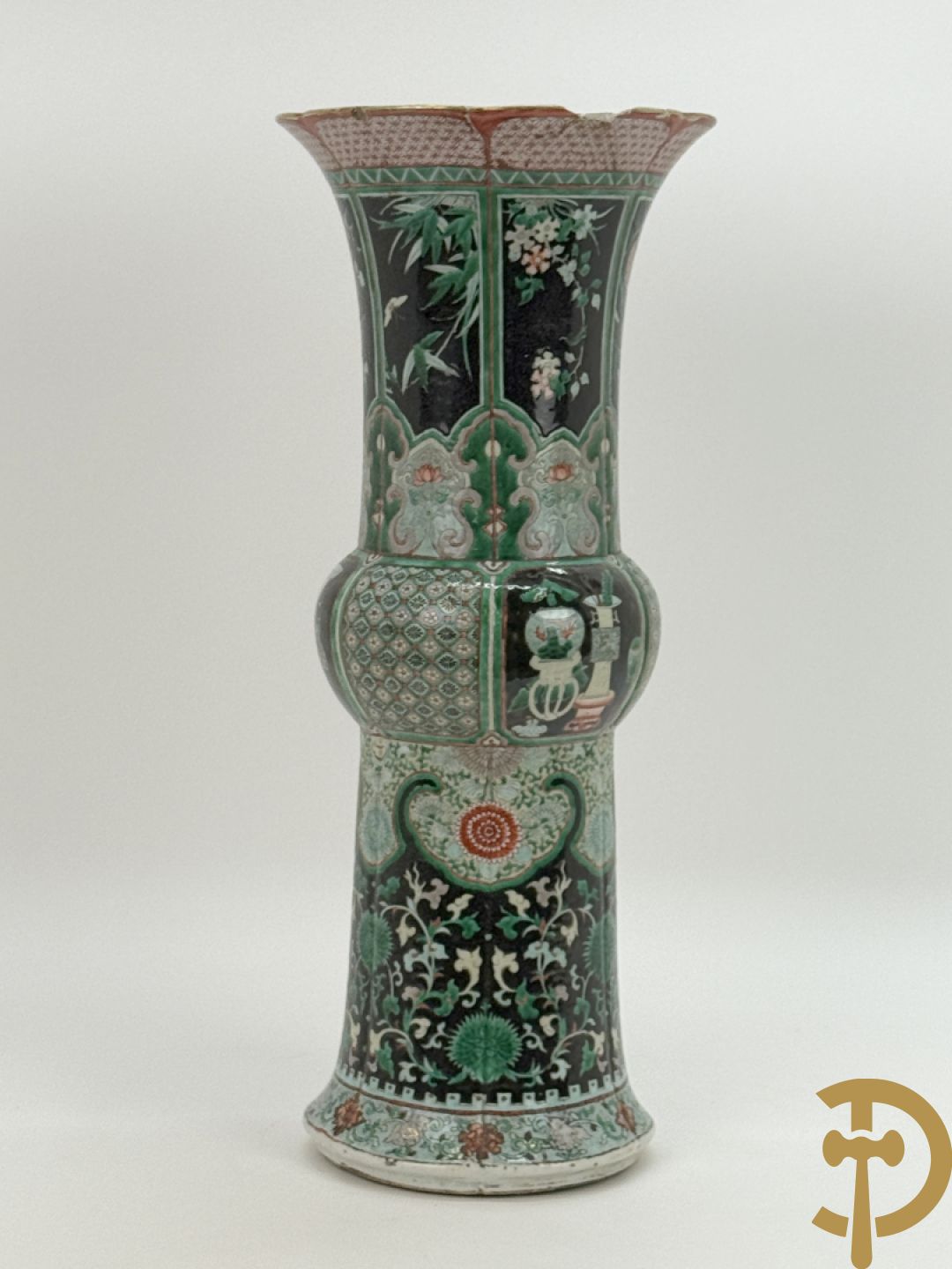 Antieke Chinese Gu vaas met geschenkendecor op zwarte fond