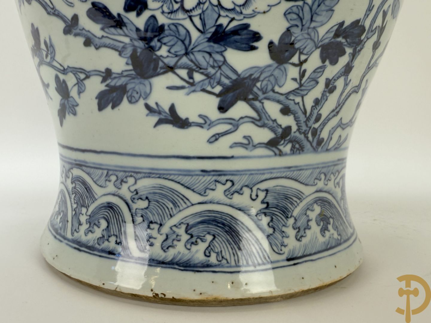 Paar Chinese blauw/witte porseleinen dekselvazen gedecoreerd met draken en bloemenmotieven, als lampadaire omgebouwd