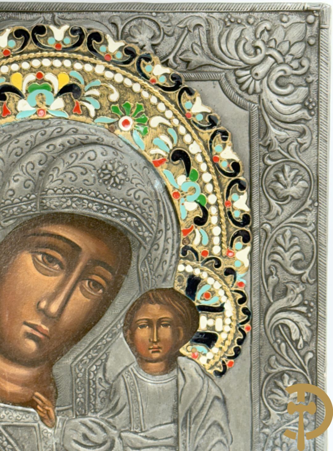 Russische ikoon met rizza en stralenkrans in cloisoné techniek