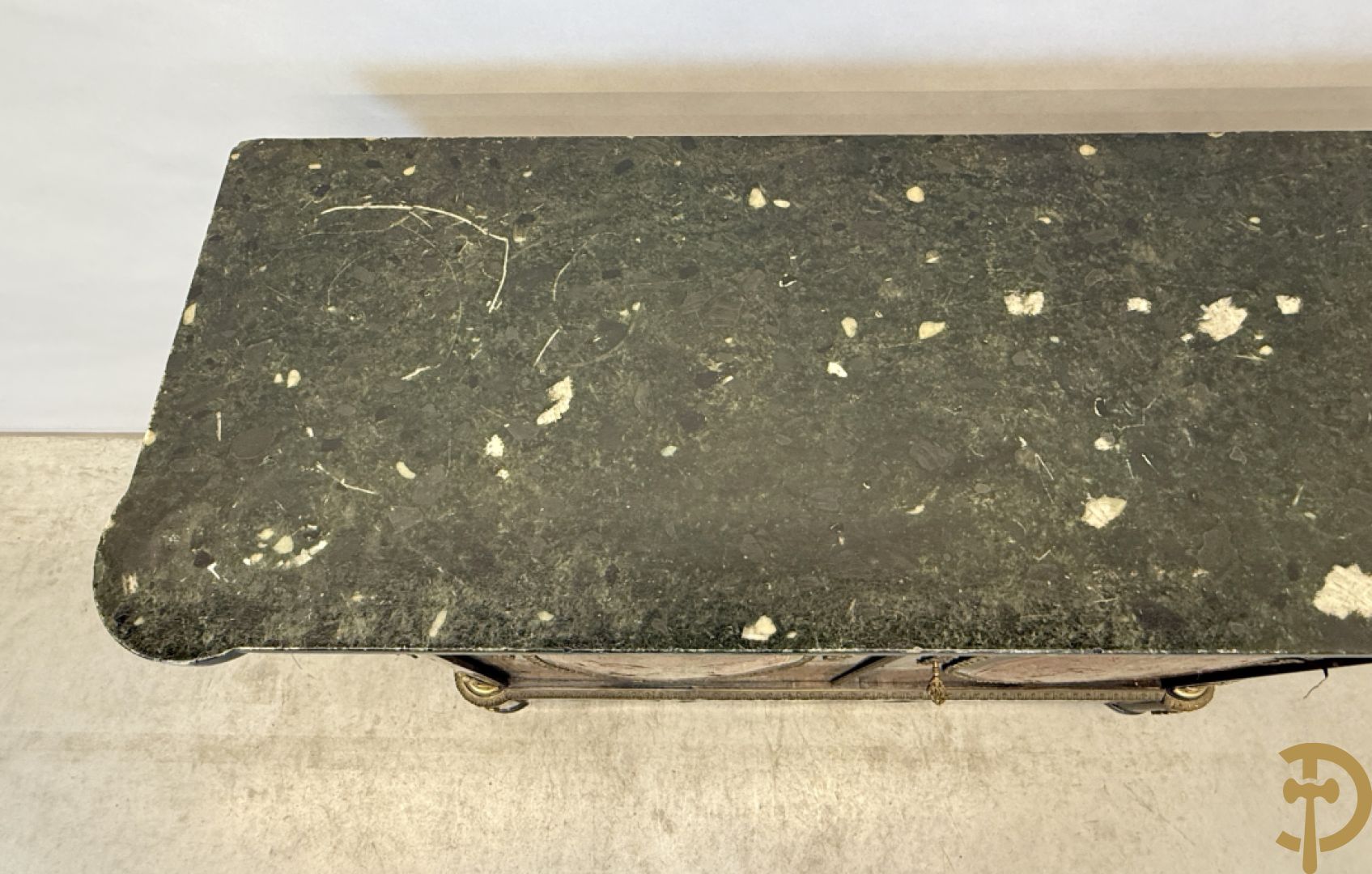 Napoleon III tweedeursdresse bezet met bronzen ornamenten van dameshoofden - paar ovale medaillons in de deuren, alles bezet met Boulle techniek - bovenaan met marmeren blad