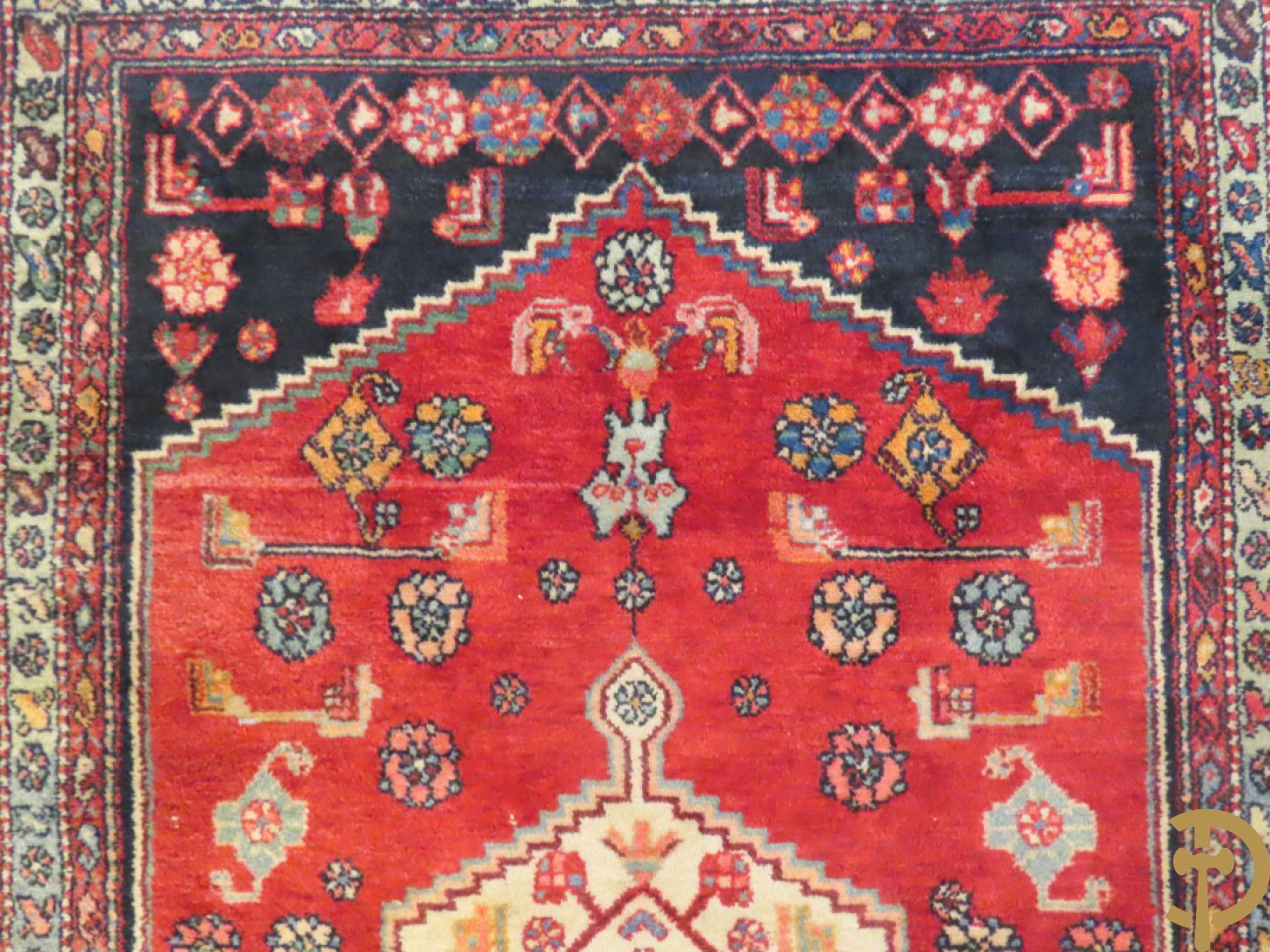 Oosterse handgeknoopt tapijt met geometrische motieven op blauwe fond Malayer + Oosters handgeknoopt tapijt met bloemenpatronen rode fond Kashkay