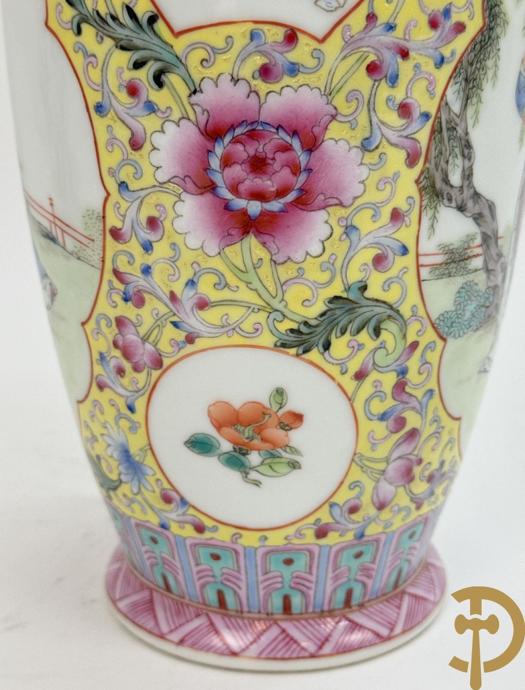 Chinese porseleinen rolvaas met damesdecor, getekend + Chinese porseleinen republieksvaas met damesdecor