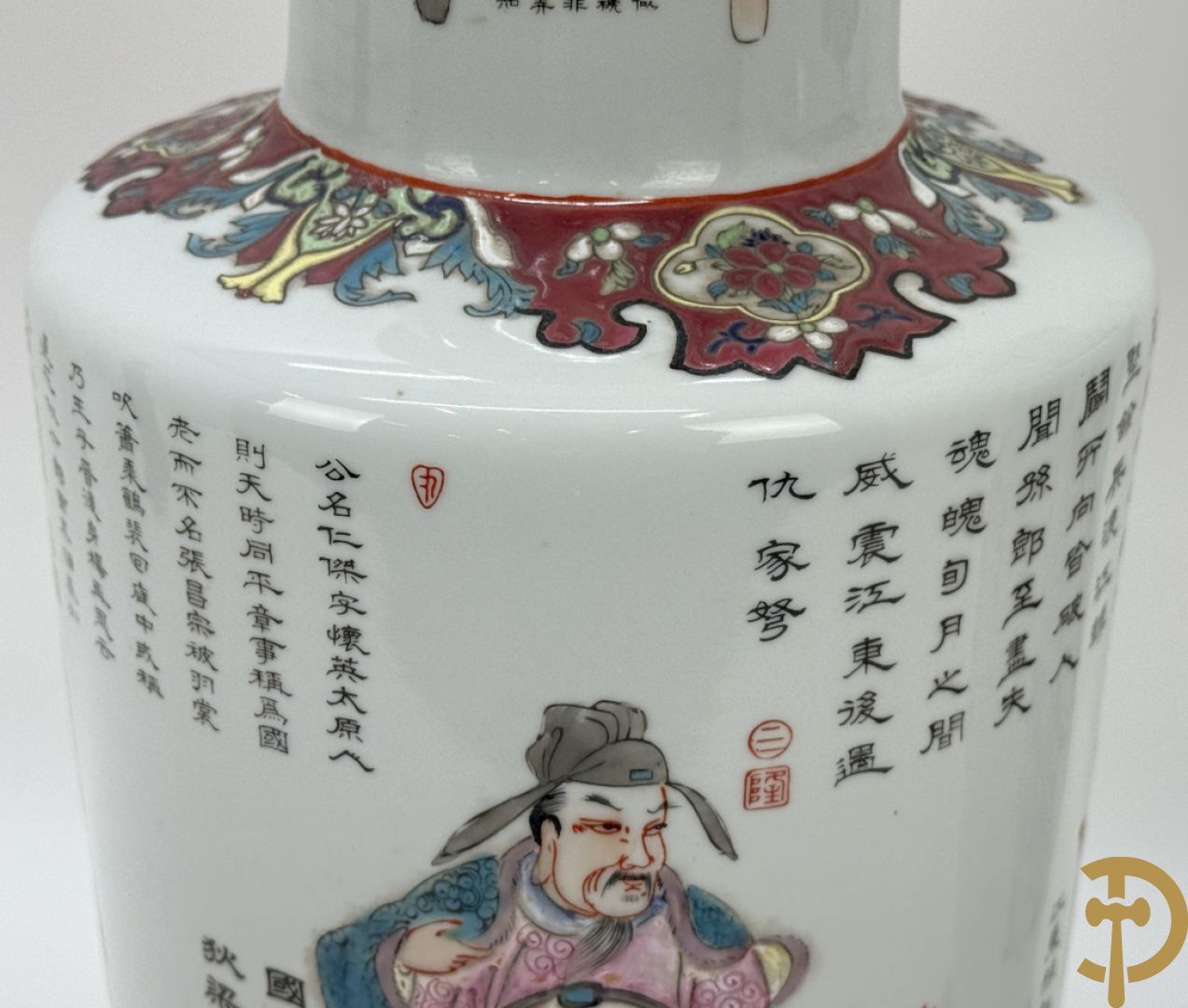 Paar porseleinen Chinese vazen met decor van personages en Chinese tekens, handgekleurd