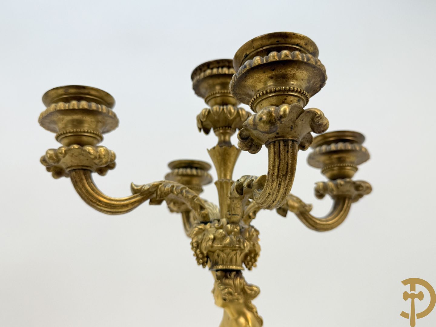 Paar bronzen kandelaars met sater en naakte dame, versierd met accanthusranken en dierenmotieven