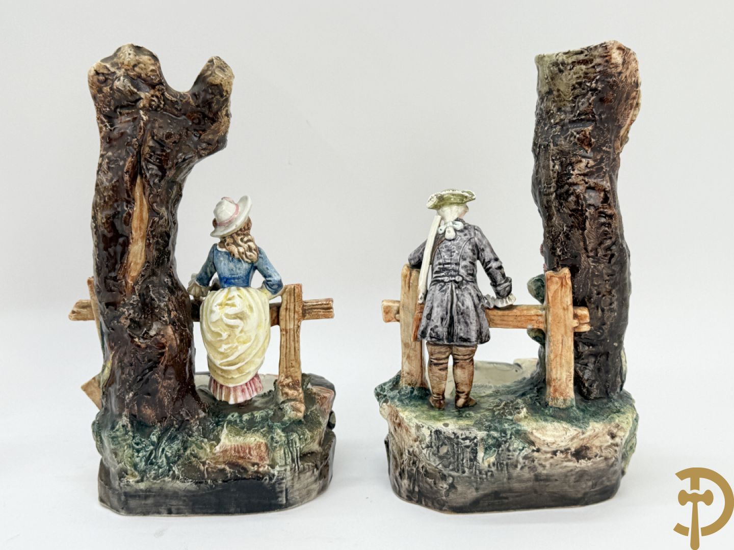 Twee Engelse meerkleurige keramieken sierstukken met personages + vier koppels Engelse biscuits + waterdrager in Royal Dux + 2 houtsculpturen