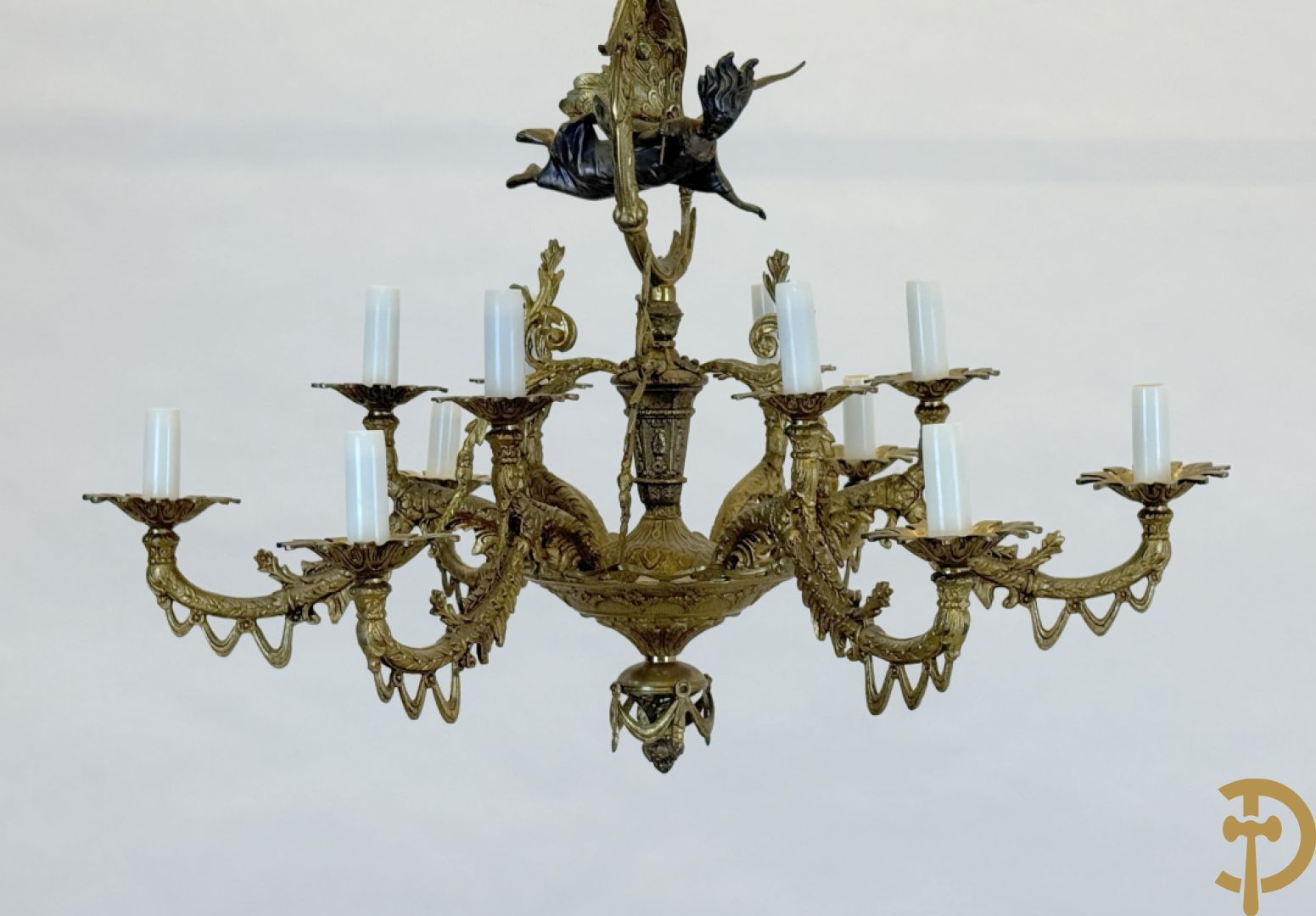 Koperen twaalfarmige luchter bezet met fee