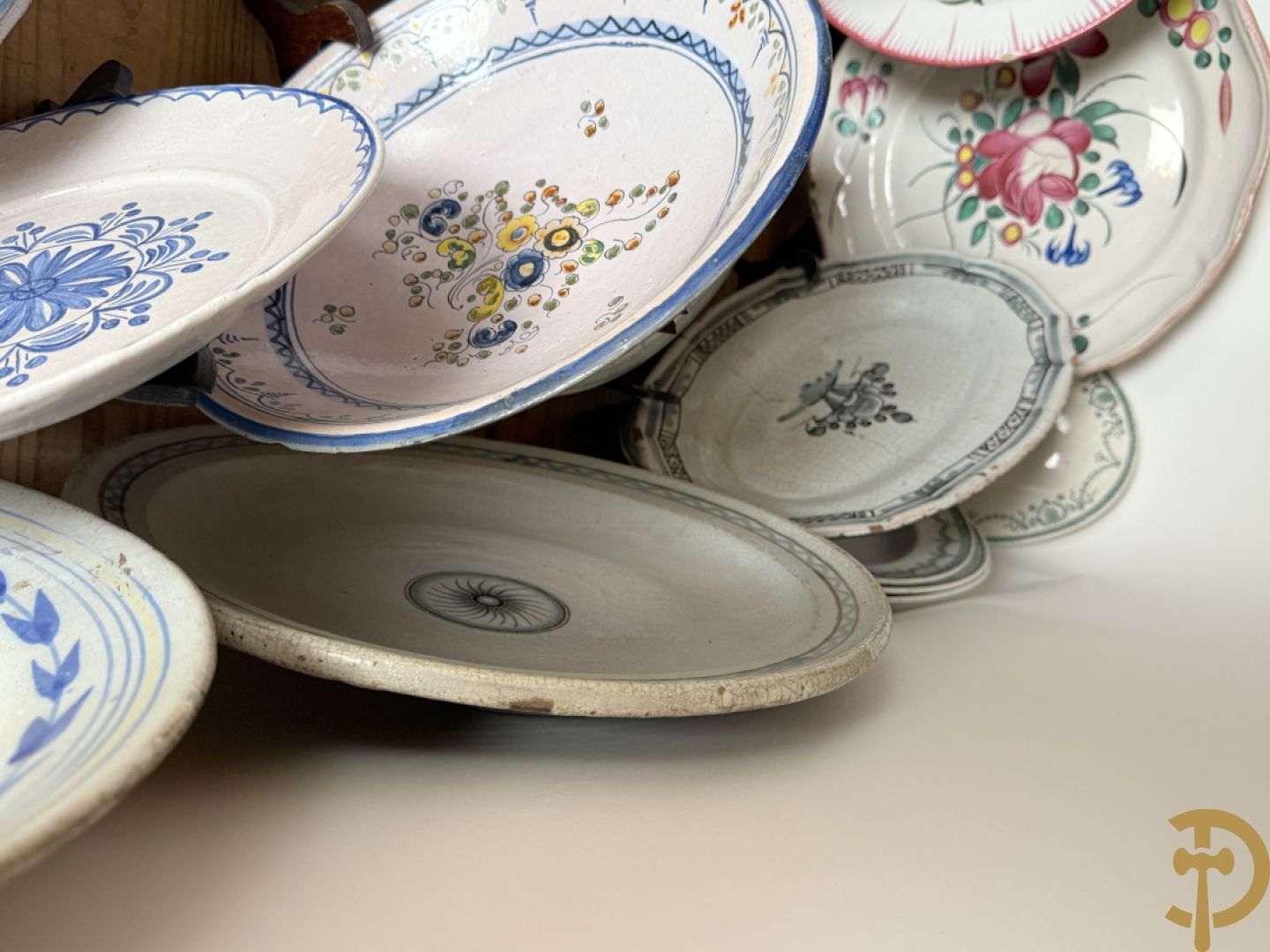 Franse meerkleurige keramieken borden met bloemendecor w.o. Strassbourg + delen van faience servies Grand Boucquet Boch