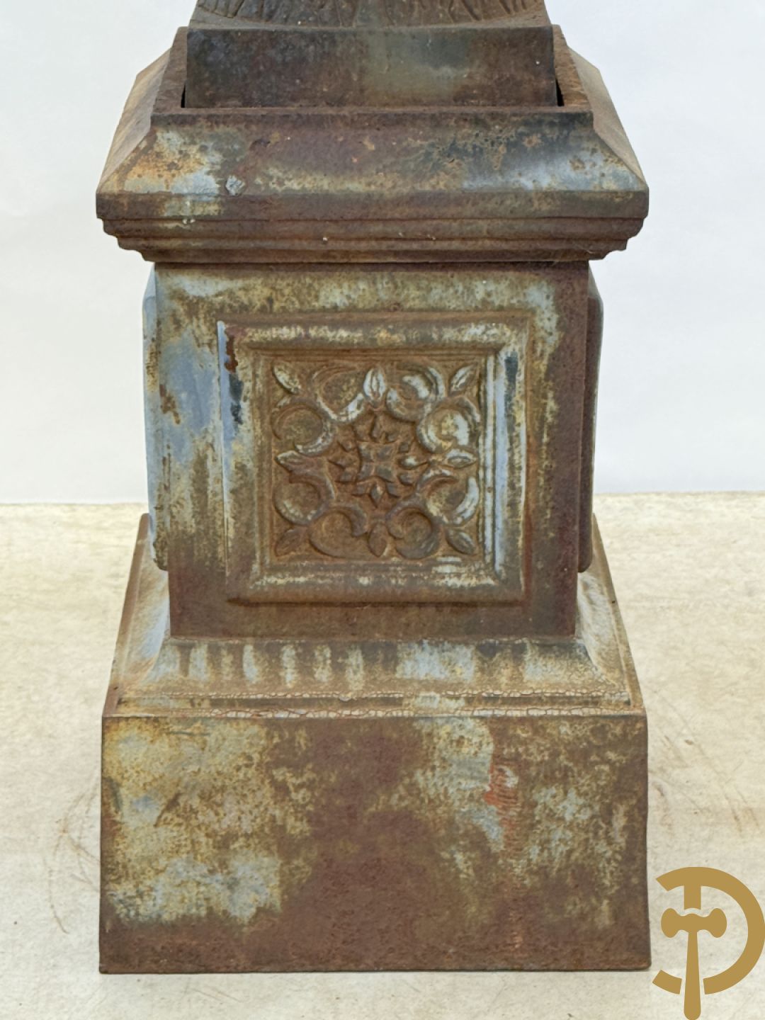 Gietijzeren amfoor met 2 oren op sokkel