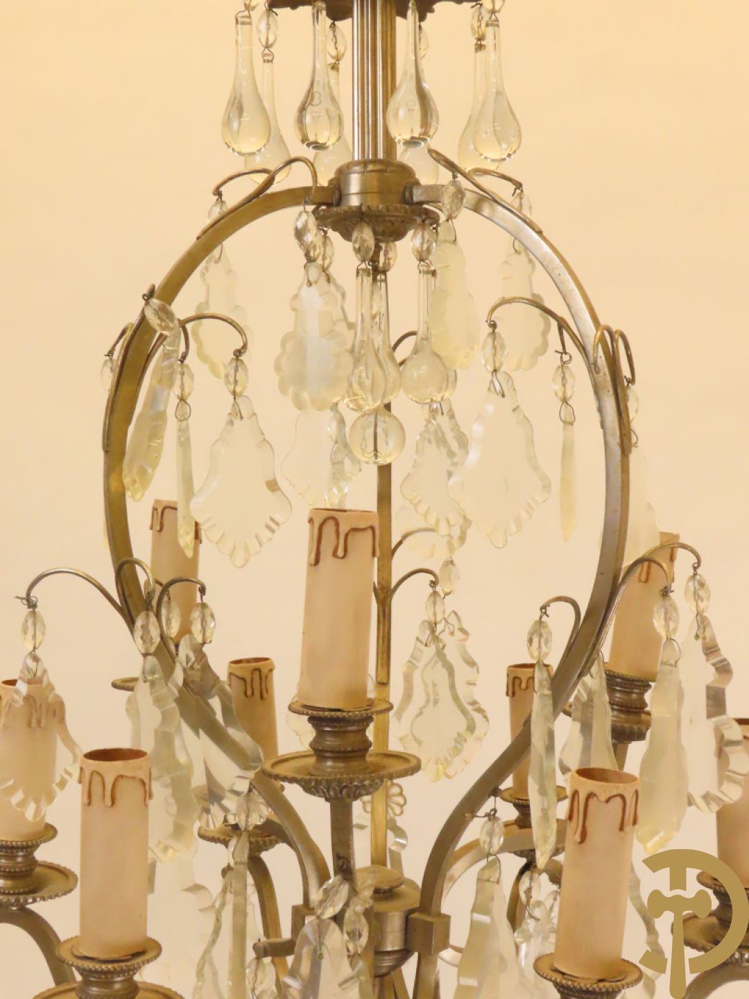 Franse chrome luchter met  9 lichtpunten bezet met tranenbellen en plakettes